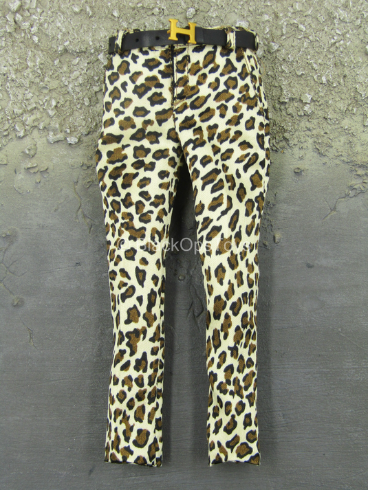 Club 3 - Peak Chen - Male Body w/Cheetah Like Suit & Shoes