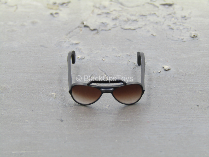 Load image into Gallery viewer, Club 3 - Peak Chen - Black Sunglasses
