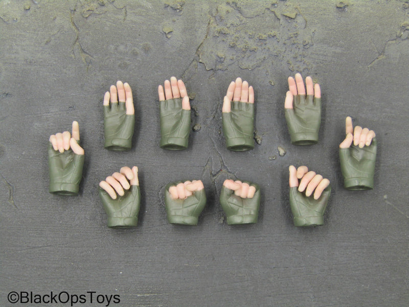 Load image into Gallery viewer, Witch Service Company Grainne - Green Female Gloved Hand Set
