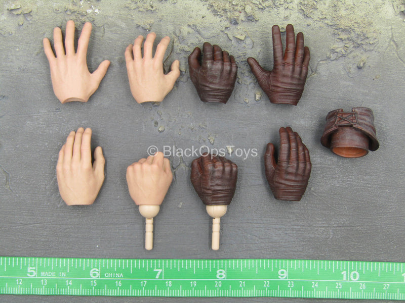 Load image into Gallery viewer, Assassin&#39;s Creed II - Ezio - Male Hand Set (x8)
