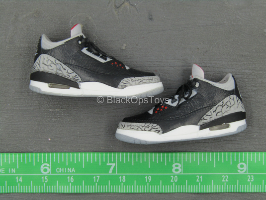 Michael Jordan - Air Jordan 3 OG High Black Cement (Peg Type)