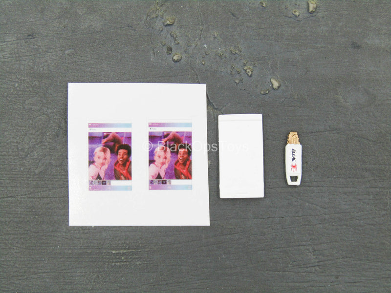 Load image into Gallery viewer, Gwen Stacey - Smartphone w/Flash Drive
