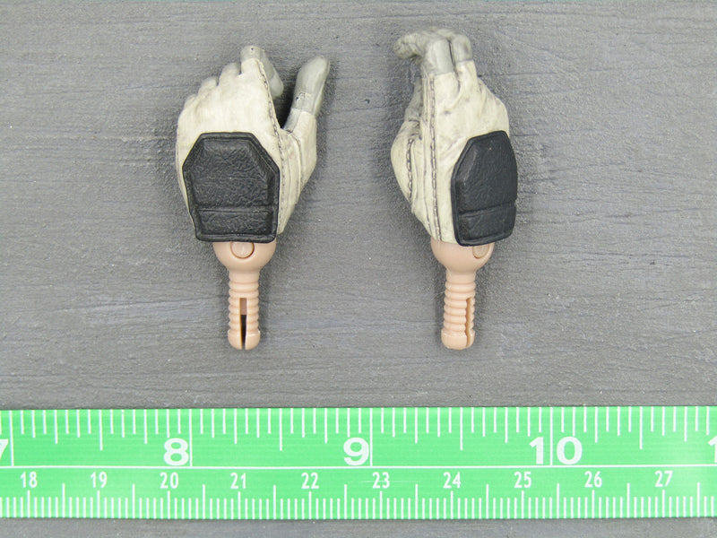 Load image into Gallery viewer, GI JOE - Camo Storm Shadow - Bow &amp; Arrow Gloved Hand Set
