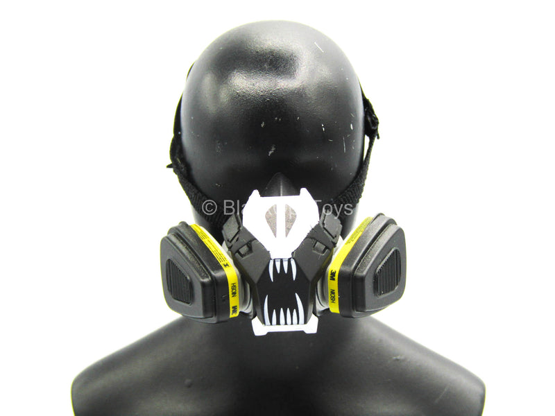 Load image into Gallery viewer, Extreme Zone Samurai Craig - Black &amp; White Gas Mask
