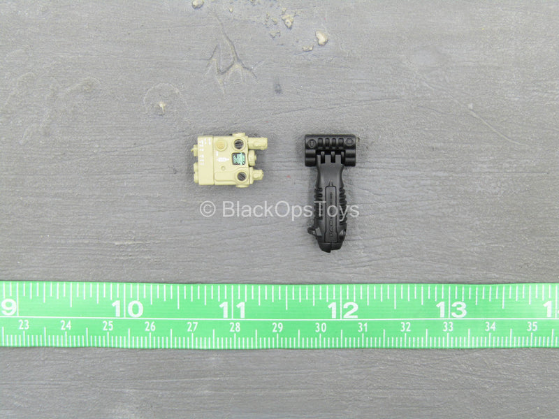 Load image into Gallery viewer, S.A.D. Low Profile - Tan PEQ &amp; Black Foregrip
