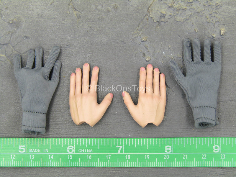 Load image into Gallery viewer, WWII - German Honor Guard - Male Bendy Hands w/Gloves
