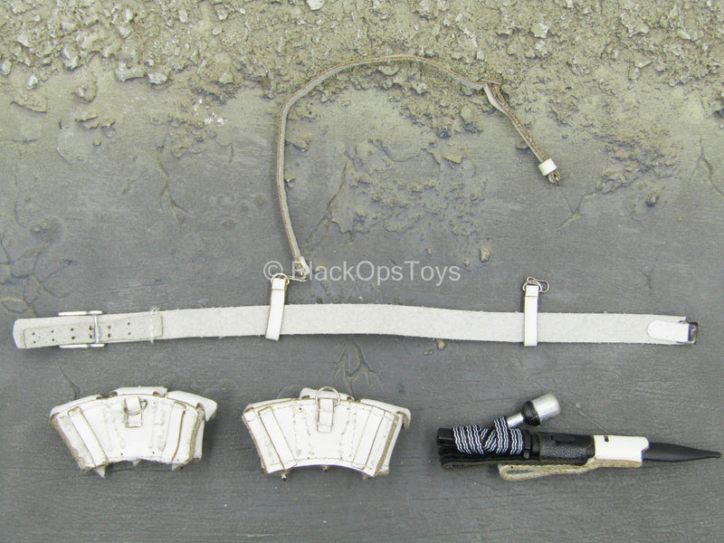 Load image into Gallery viewer, WWII - German Honor Guard - White Belt w/Pouches &amp; Metal Dagger
