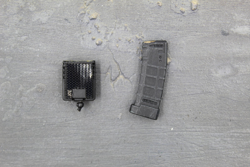 Load image into Gallery viewer, Crossbones - 5.56MM Magazine &amp; Holster Set
