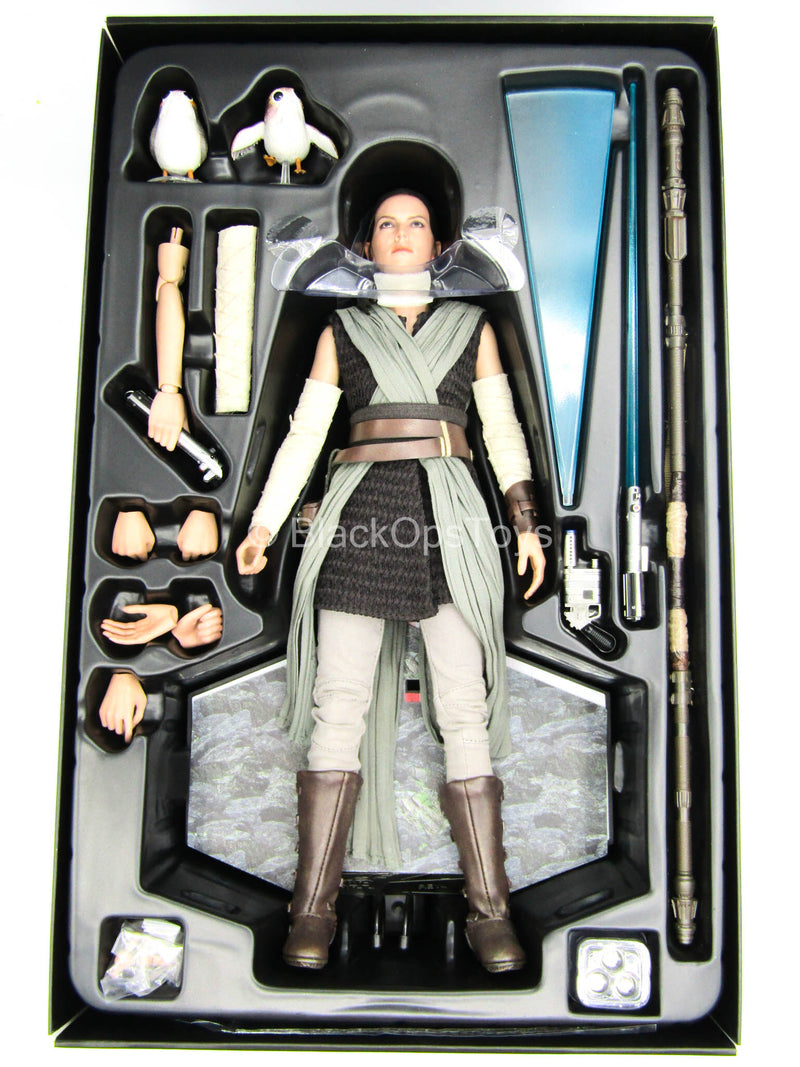 Load image into Gallery viewer, Star Wars - Rey Jedi Training - MINT IN OPEN BOX
