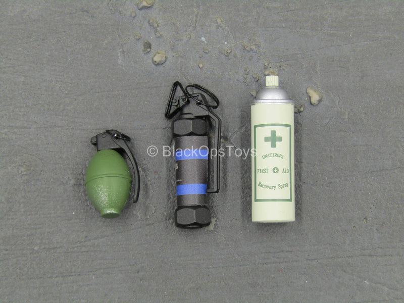Load image into Gallery viewer, Resident Evil 2 - Leon Kennedy - Grenade Set w/First Aid Spray
