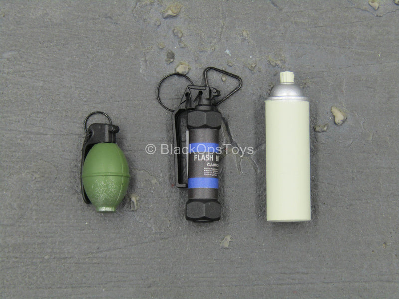 Load image into Gallery viewer, Resident Evil 2 - Leon Kennedy - Grenade Set w/First Aid Spray
