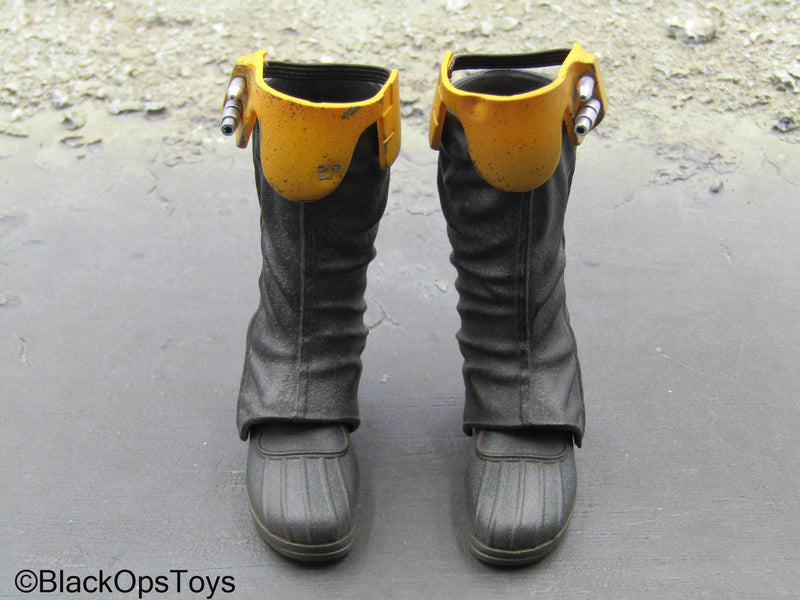 Load image into Gallery viewer, Star Wars - Boba Fett (Repaint) - Black 2-Part Boots w/Knee Pads (Peg Type)
