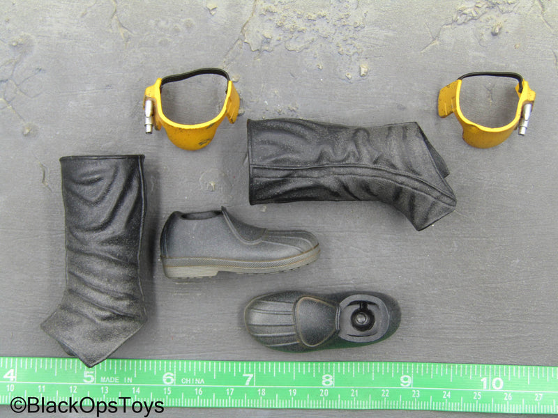 Load image into Gallery viewer, Star Wars - Boba Fett (Repaint) - Black 2-Part Boots w/Knee Pads (Peg Type)
