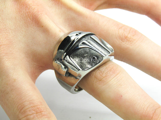 1/1 Scale - The Mandalorian - Metal Ring w/Helmet Detail