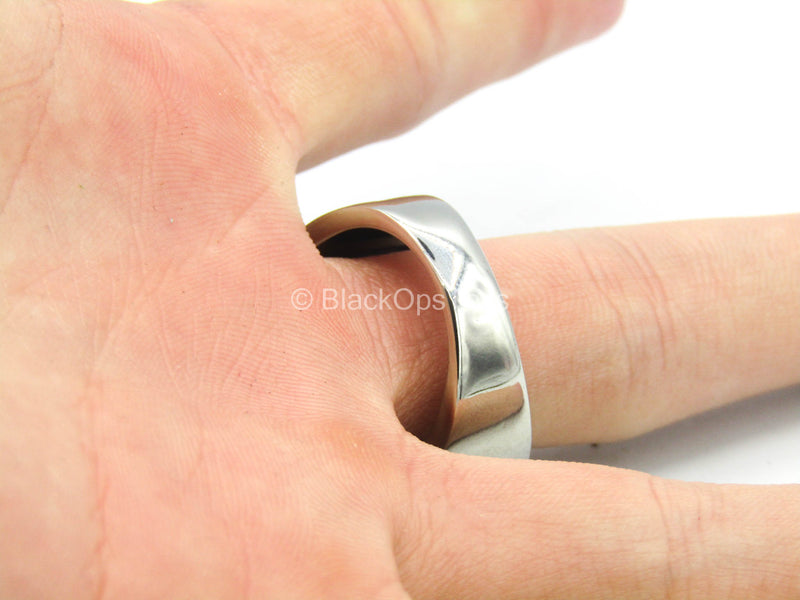 Load image into Gallery viewer, 1/1 Scale - The Mandalorian - Metal Ring w/Helmet Detail
