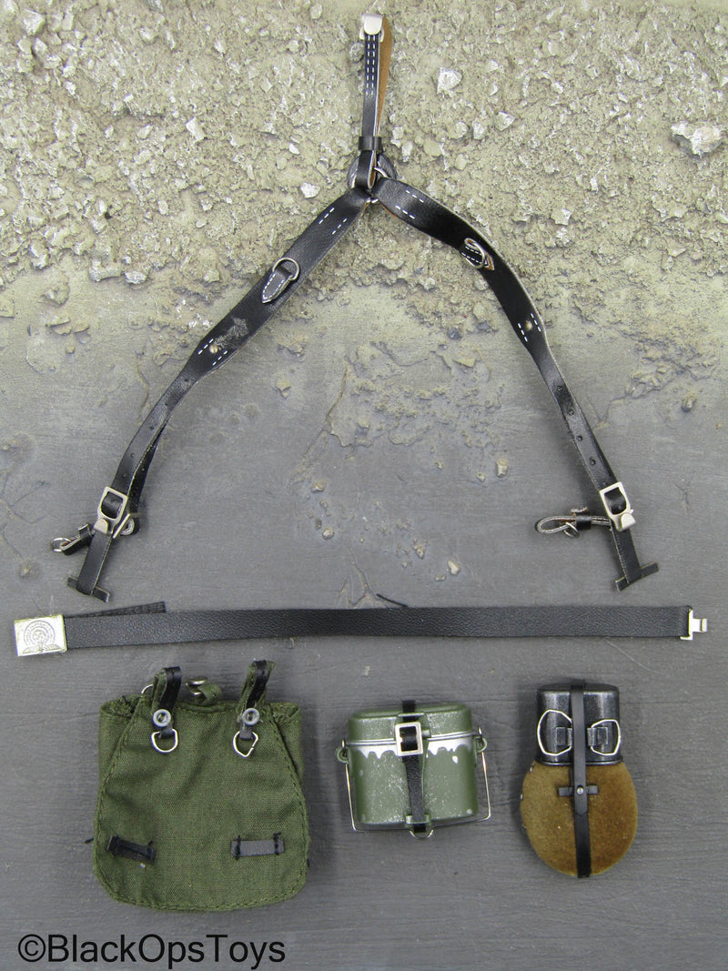 Load image into Gallery viewer, WWII - German Panzerfaust Crewman - Black Belt w/Suspenders &amp; Gear Set
