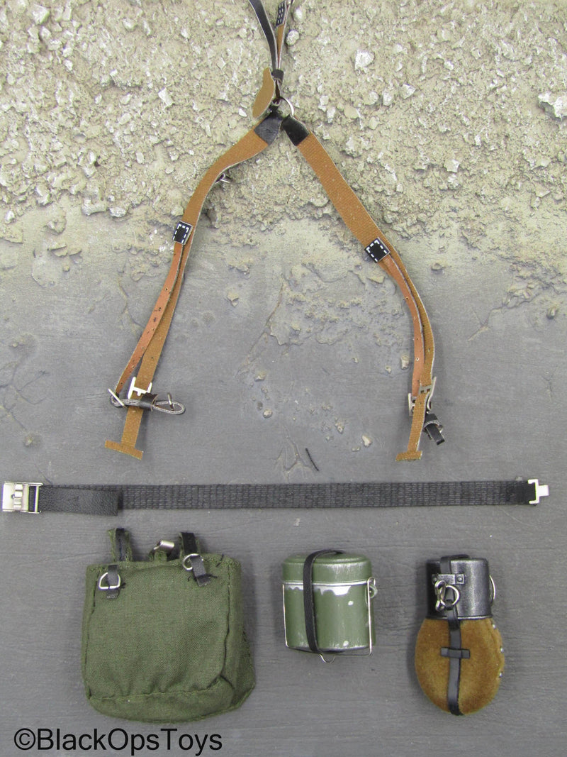 Load image into Gallery viewer, WWII - German Panzerfaust Crewman - Black Belt w/Suspenders &amp; Gear Set
