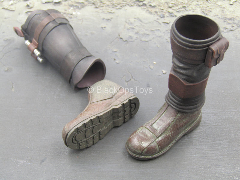 Load image into Gallery viewer, Star Wars - The Mandalorian - Weathered Boots w/Shin Guards (Peg Type)
