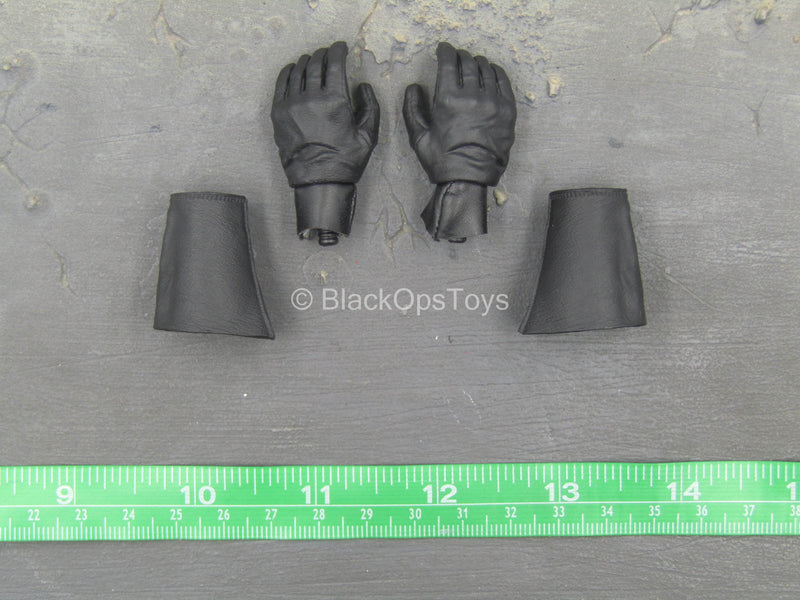 Load image into Gallery viewer, Star Wars - DX Darth Maul - Black Gloved Hand Set w/Gauntlets
