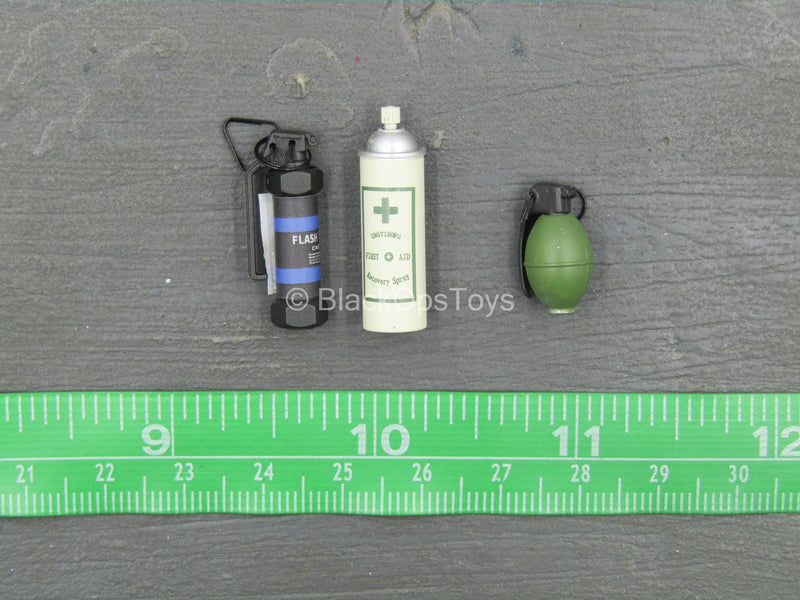 Load image into Gallery viewer, Resident Evil 2 - Leon Kennedy - Grenade Set w/First Aid Spray
