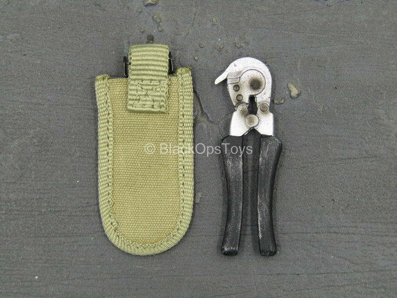Load image into Gallery viewer, WWII - US 2nd Ranger Battalion - Metal Wrench w/Pouch
