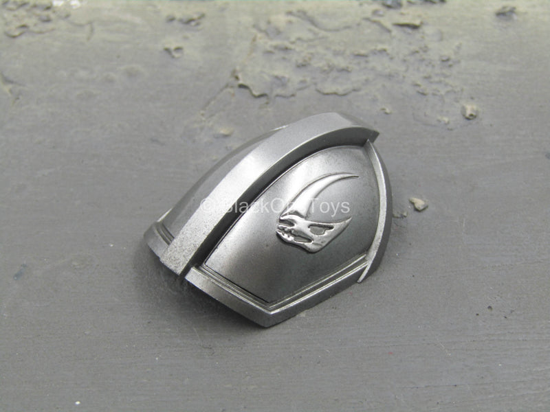 Load image into Gallery viewer, The Mandalorian Deluxe - Beskar Shoulder Pad w/Mudhorn Signate

