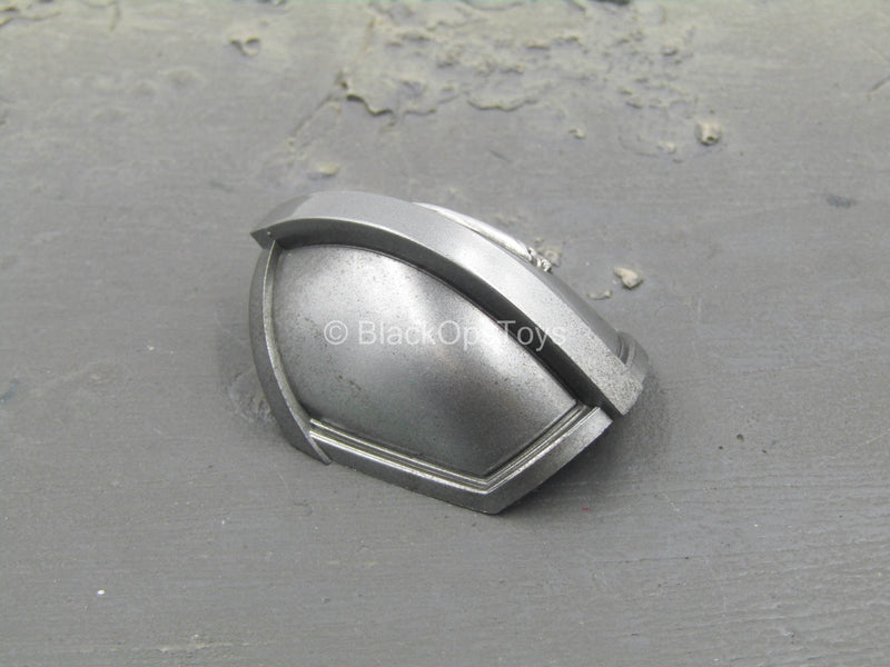 Load image into Gallery viewer, The Mandalorian Deluxe - Beskar Shoulder Pad w/Mudhorn Signate

