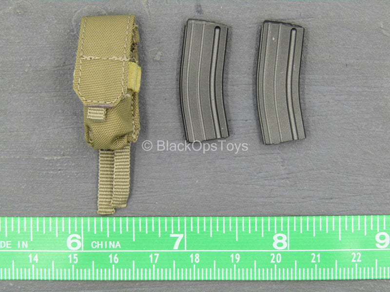 Load image into Gallery viewer, Iraq SOF - SAW Gunner - Tan 5.56 Magazine Holster w/5.56 Mag (x2)
