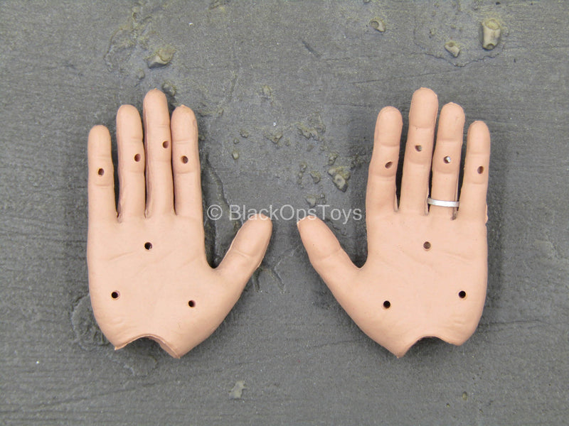 Load image into Gallery viewer, WWII - US 2nd Ranger Battalion - Male Bendy Hand Set w/Ring

