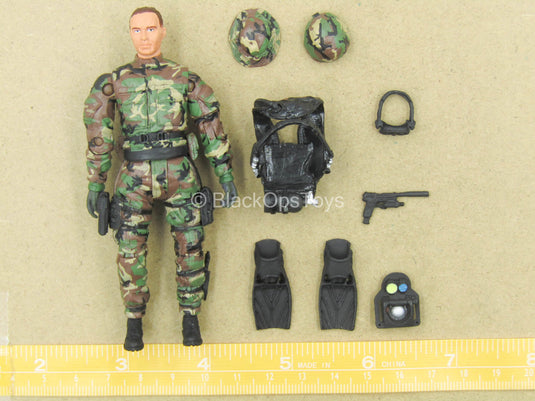1/18 - Male Body In Woodland Camo Uniform w/Diving Gear