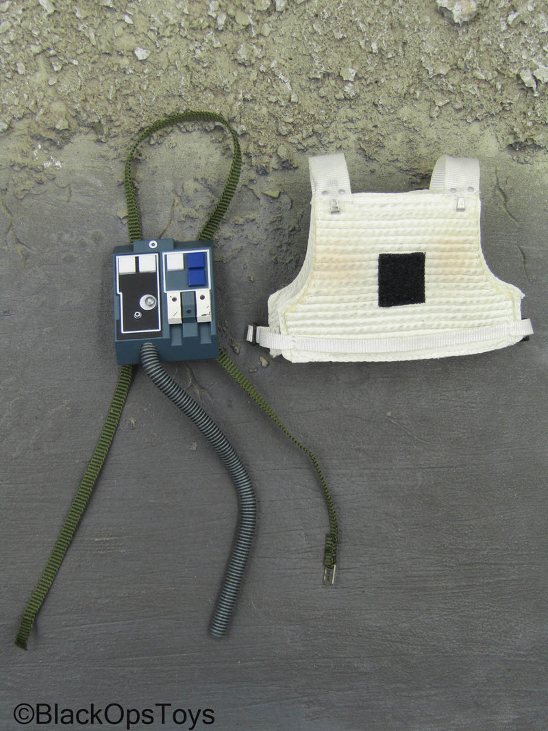 Load image into Gallery viewer, Star Wars Snowspeeder Luke - White Vest w/Life Support System
