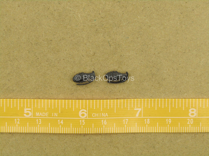 Load image into Gallery viewer, 1/12 - WWII - Rescue Team - Metal Grenades (x2)
