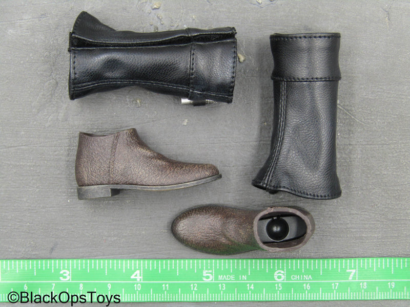 Load image into Gallery viewer, Star Wars The Mandalorian Axe Woves - Brown Boots w/Black Gaiters (Peg Type)
