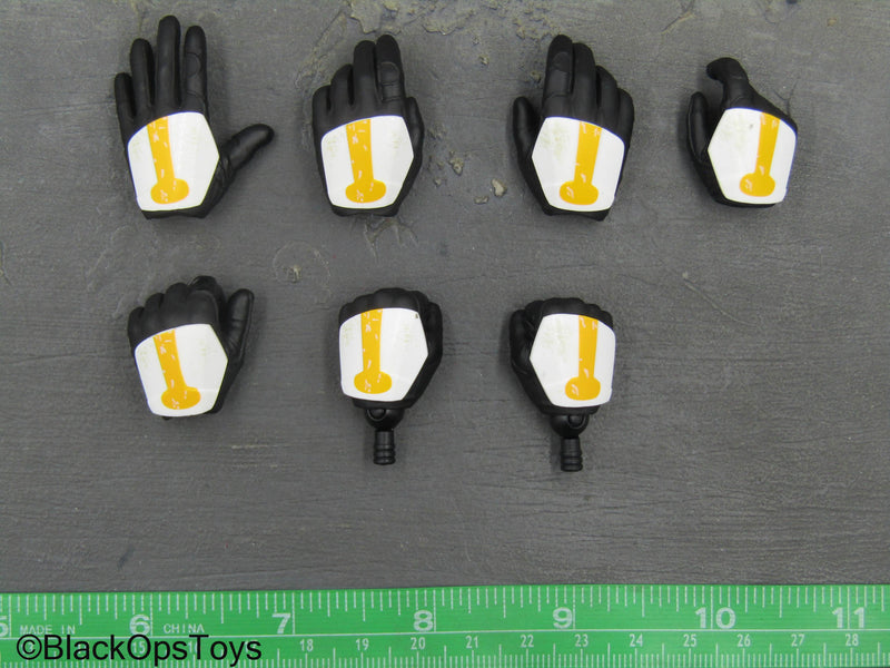 Load image into Gallery viewer, Star Wars Artillery Stormtrooper - Male Armored Gloved Hand Set
