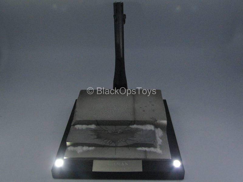 Load image into Gallery viewer, Dark Knight Rises - Batman - Light-Up Figure Stand
