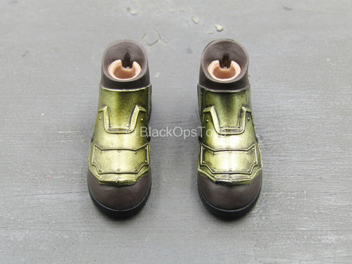 The Omniscient - Gold-Colored Boots (Peg Type)