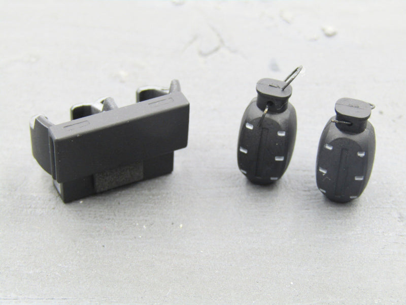 Load image into Gallery viewer, GI JOE - Snake Eyes - Grenade (x2) &amp; Pouch
