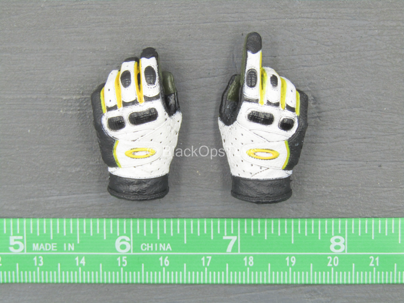 Load image into Gallery viewer, PMC Urban Grenadier - White &amp; Black Gloved Hands
