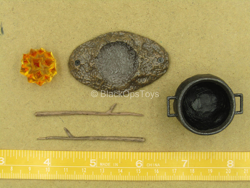Load image into Gallery viewer, 1/12 - WWII Bean-Gelo - Han - Metal Pot w/Bonfire &amp; Sticks

