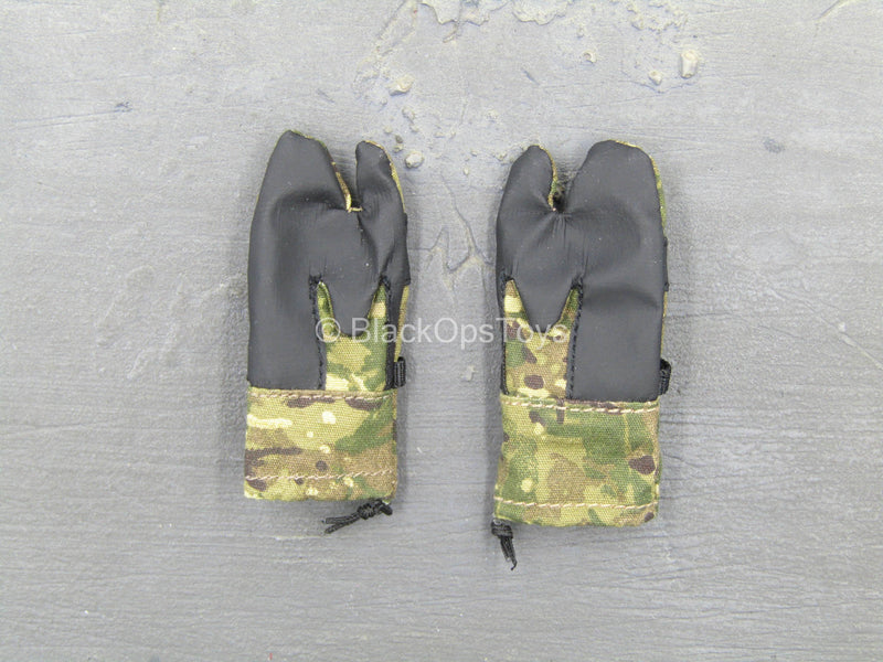 Load image into Gallery viewer, Woodland Camo Mitten Gloves
