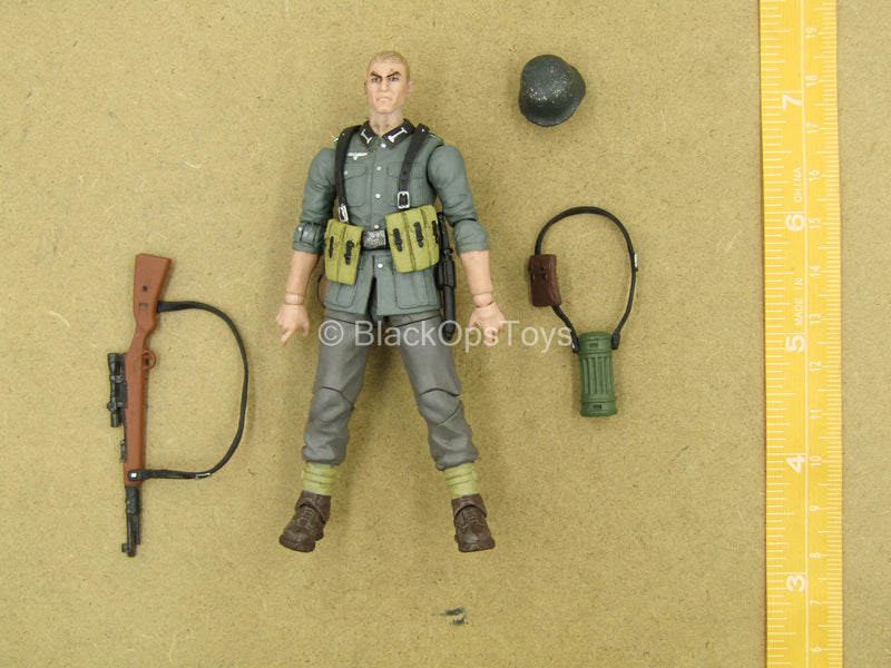 Load image into Gallery viewer, 1/18 - WWII - Wehrmacht Figure Type 2
