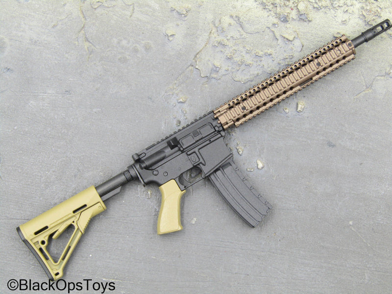 Load image into Gallery viewer, Special Forces - Black &amp; Tan M4 Rifle w/60 Round Magazine
