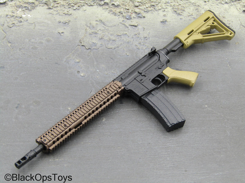 Load image into Gallery viewer, Special Forces - Black &amp; Tan M4 Rifle w/60 Round Magazine
