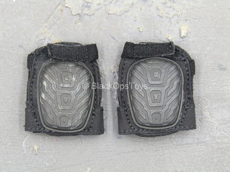 Load image into Gallery viewer, Rogue Survivor Anna - Black Knee Pads
