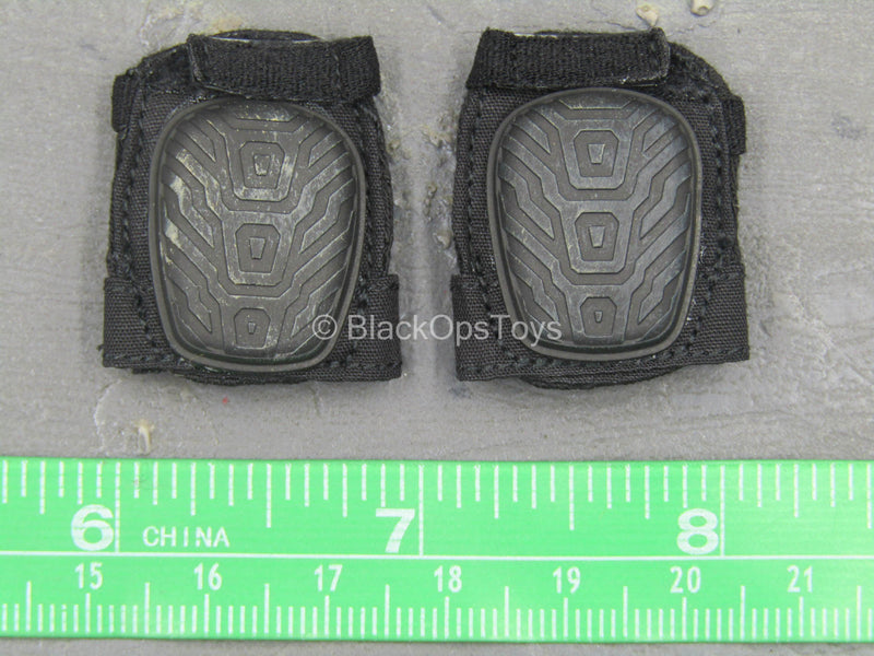 Load image into Gallery viewer, Rogue Survivor Anna - Black Knee Pads
