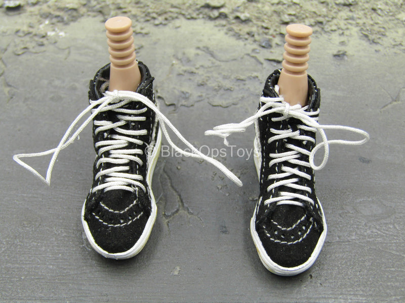 Load image into Gallery viewer, Rogue Survivor Anna - Weathered Black Shoes w/Pegs
