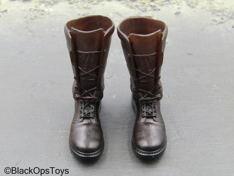 Load image into Gallery viewer, Outlaws Of The March - Brown Boots (Peg Type)
