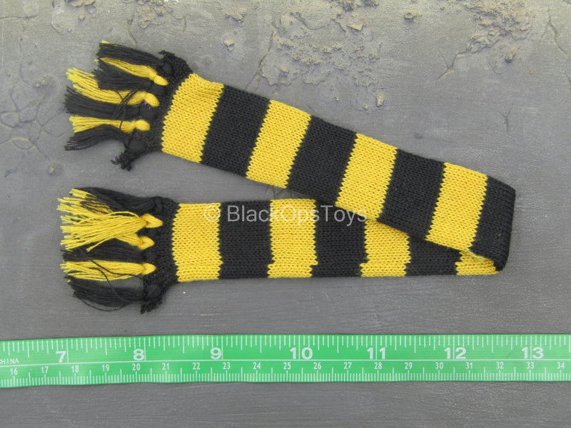 Load image into Gallery viewer, Harry Potter - Christmas Accs. - Black &amp; Yellow Scarf
