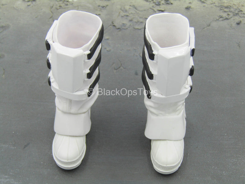 Load image into Gallery viewer, STAR WARS - Snowtrooper - Black &amp; White Boots (Peg Type)
