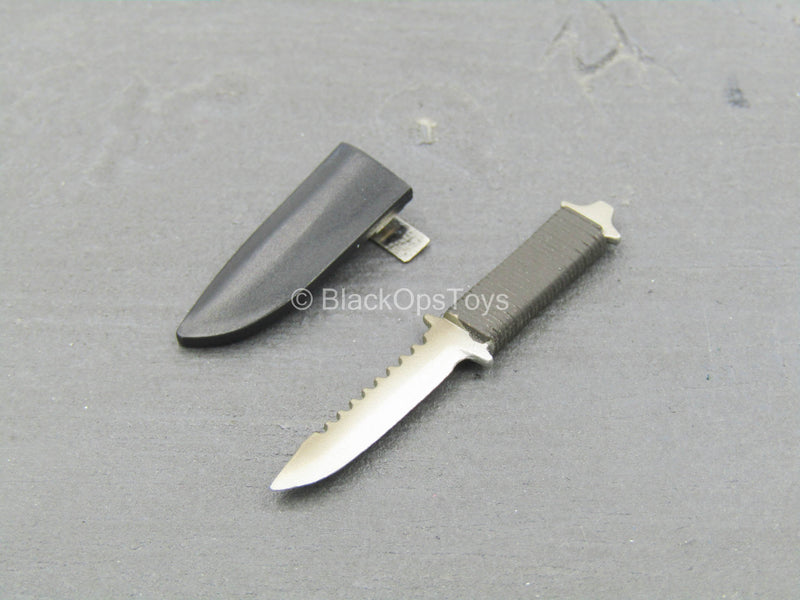 Load image into Gallery viewer, The Punisher - Metal Black Short Combat Knife w/Sheath
